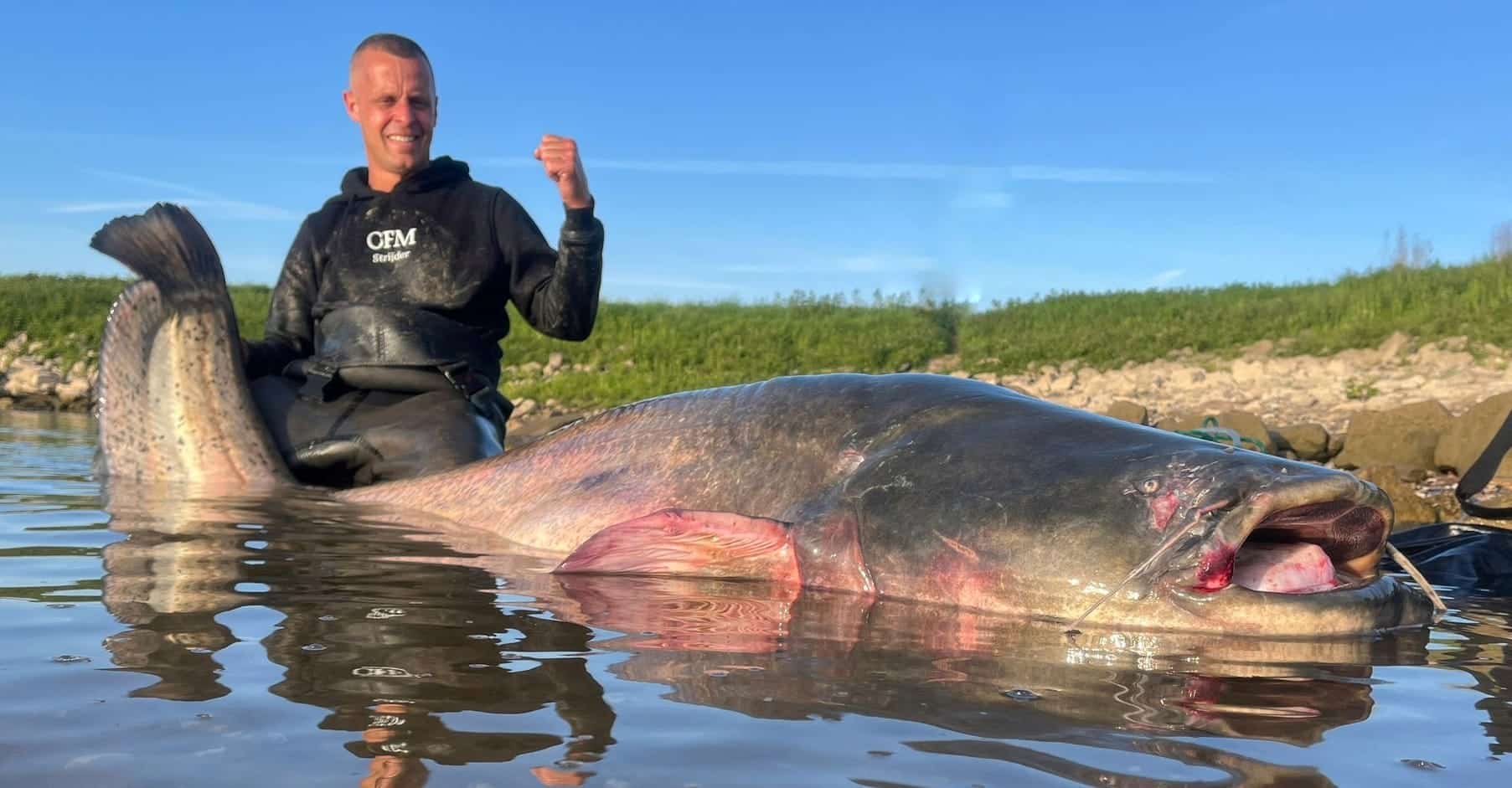 Paul Breems van Catfish Matties juicht bij het nieuwe Record Meerval BeNeLux van 247cm